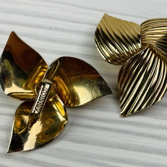 Sarah Coventry Trillium Flower Rib Lined Petals Clip On Earrings Gold Vintage!! - Picture 3 of 5